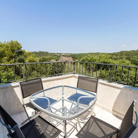 Loredana, A Warm And Sunny Close To The Casa de Férias Vinkuran