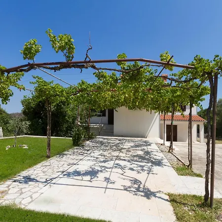 Holiday home Loredana, A Warm And Sunny Close To The