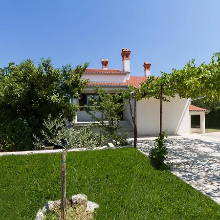 Loredana, A Warm And Sunny Close To The Casa de Férias *
