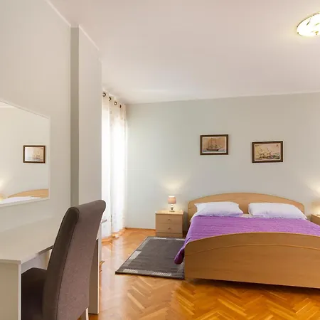 Loredana, A Warm And Sunny Close To The Holiday home *