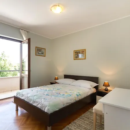 Holiday home Loredana, A Warm And Sunny Close To The Vinkuran