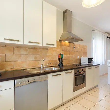Loredana, A Warm And Sunny Close To The Holiday home