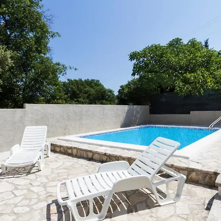 Loredana, A Warm And Sunny Close To The Holiday home *