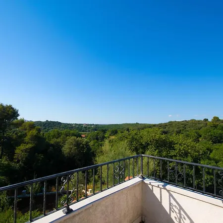 Holiday home Loredana, A Warm And Sunny Close To The Vinkuran