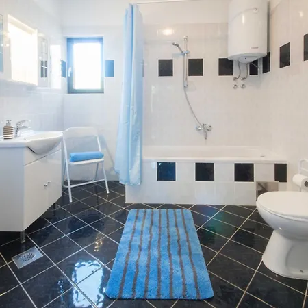 Holiday home Loredana, A Warm And Sunny Close To The Vinkuran