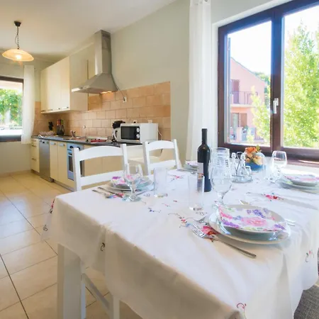 Loredana, A Warm And Sunny Close To The Casa de Férias Vinkuran
