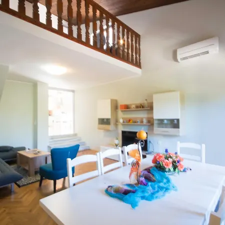 Loredana, A Warm And Sunny Close To The Casa de Férias