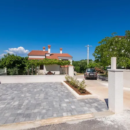 Loredana, A Warm And Sunny Close To The Holiday home